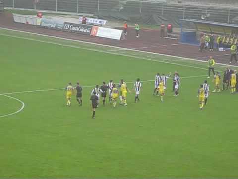 Chievo-Juventus 0-2 (9.11.2008) - Fallaccio di Sissoko (non è stato espulso essendo della Juve)