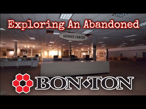 Exploring An Abandoned Bon Ton Store Closed Since 2018