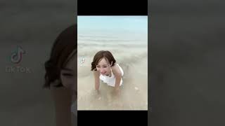 【TikTok】水着美女の前かがみ