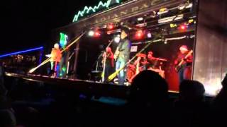 Doc Walker & Kira Isabella - Staying Alive (Bee Gees) Christmas Version