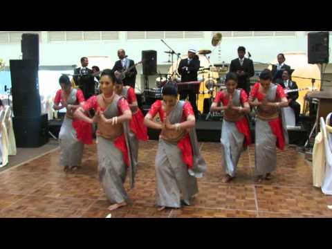 Srilankan Wedding Couple Surprise with dance  act by Shashilaa and her dance Troupe....