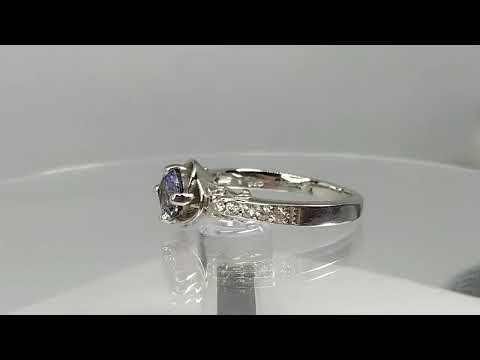 Серебряное кольцо с Bluish Violet танзанитом 0.72ct (5.6мм) и фианитами, лампы. Размер 18.5