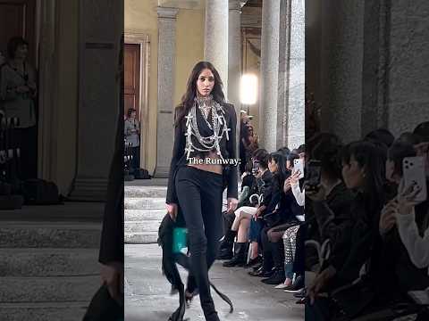 Yasmin’s another viral walk #runway #fashion #model #yasminwijnaldum #blumarine