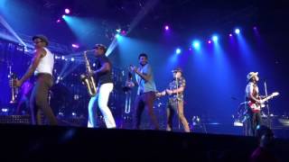 BRUNO MARS live in Hawaii (Doo-Wop Intro / Marry You)