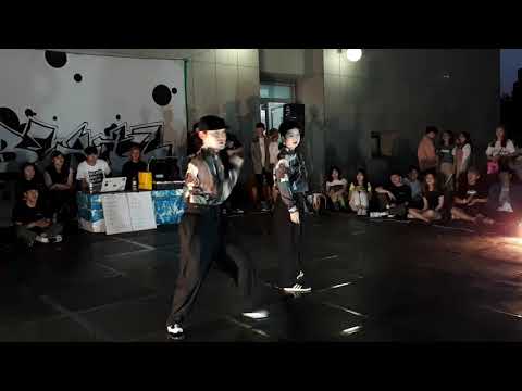 HONGDAE CAMPUS FESTIVAL. ARTISTIC DUO PRESENTING UNIQUE DANCE TO CHEERING AUDIENCE.