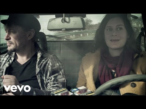 Pauli Hanhiniemi - Mä En Oo Koskaan ft. Ilaria Tucci