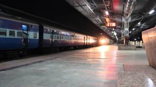 preview picture of video 'High Speed WAP-5 Angry Ahmedabad Duronto storms through Vapi!!'