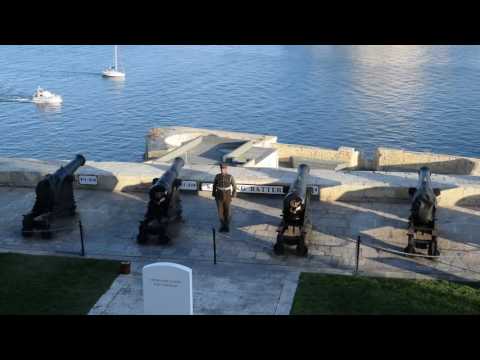 Valletta, Malta: 4.00pm cannon fire at the saluting battery