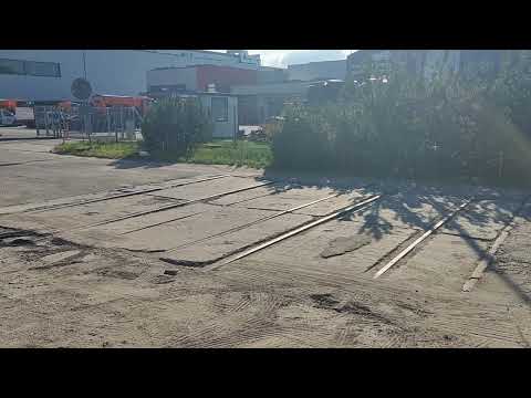 Pozostałości po torach kolejowych na Polifarbie. Gdynia Polifarb. Resztki torów kolejowych w Gdyni