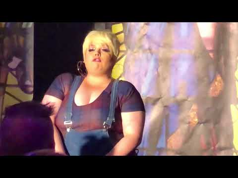 Stacy Queen performs at Oz Nightclub