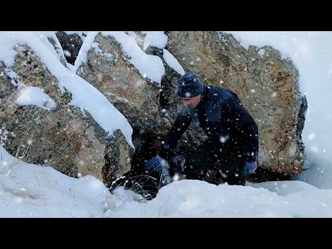 caught in snow and blizzard/Surviving the Night Under a Rock in the Snow/no sleeping bag/winter camp