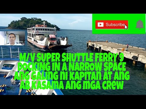 Balsa M/V Super Shuttle 9 atracando em um canal estreito, porto de Balingoan.
