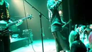 Kerbera enters the stage + part of &quot;Venom&quot; / &quot;Lipstick Tonic&quot;