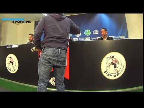 Dick Advocaat deelt bitterballen uit op de persconferentie