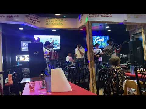 Abrazado de un Poste en Restaurante 5 de mayo Athens Tx #Somos_Tu_2cis