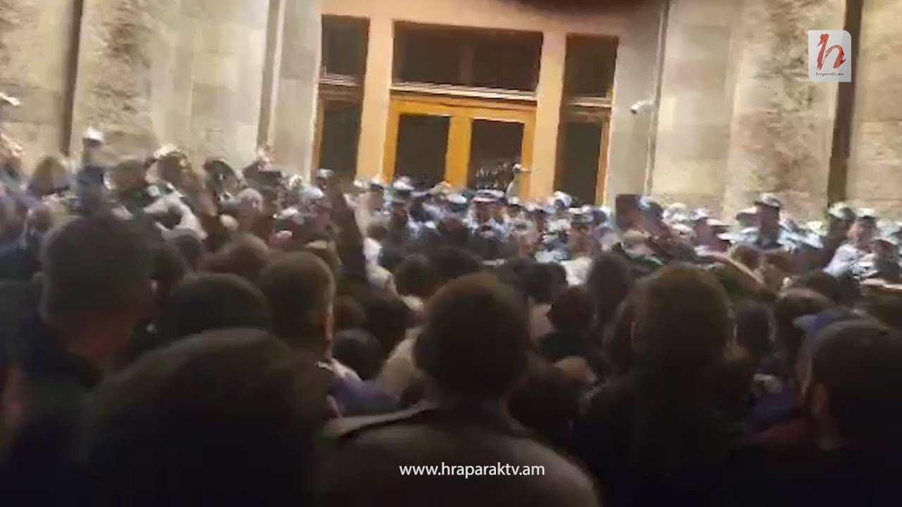 Ոստիկանապետ Արամ Հովհաննիսյանը հայհոյում ու խփում է քաղաքացուն