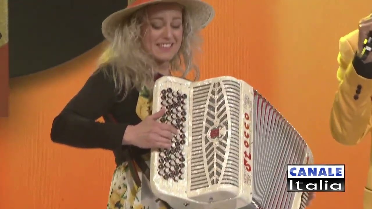 I GIRASOLI con i Nuovi Brani "TRADITO AMORE" Canale Italia SPECIALE FARFALLINA Cantando Ballando