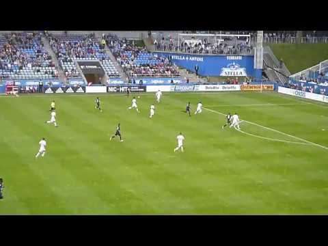 Brad Guzan of Atlanta United makes a kick save vs. the Montreal Impact's Saphir Taïder 9/29/19