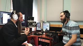 הרב מאור קריו ושי גז   סיפורים ומשלים   שבעת הקבצנים חלק ד הקבצן החרש (הרב מאור קריו) - התמונה מוצגת ישירות מתוך אתר האינטרנט יוטיוב. זכויות היוצרים בתמונה שייכות ליוצרה. קישור קרדיט למקור התוכן נמצא בתוך דף הסרטון