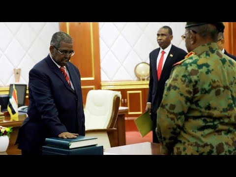 السودان وزراء جدد في الداخلية والمالية والنفط لمواجهة الأزمة الاقتصادية