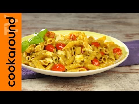 Insalata di pasta fredda con pesto e pomodorini