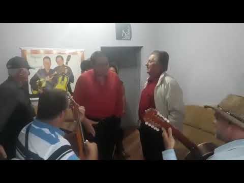 Mogiano e Mogianinho interpretando "Fez a Cabocla Chorar"