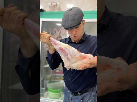 Əlinin quzu budunu aparmaq istədi😂 Plan uğursuz oldu🥴 Neftçilər filialında baş verdi: 099 266 1000