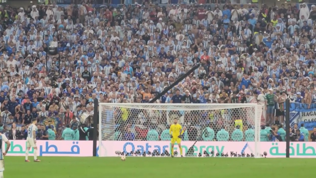 Paredes patea su penal con las dos piernas (Argentina vs Francia 2022)