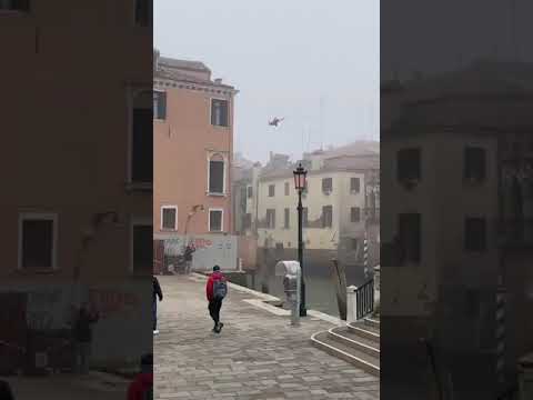 L'ultima "cafonata" a Venezia, tuffo spaventoso da un palazzo in laguna e finale da brivido
