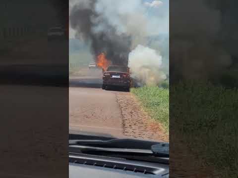 Veículo pega fogo em estrada entre Pato Bragado e Margarida
