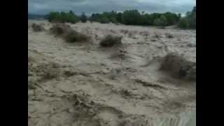preview picture of video 'Бурное течение реки Хулхулау с.Автуры после дождей.MOV'