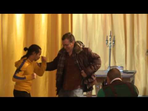 Backstage Una Vita da Sogno - D. Costanzo - Domenico finge combattimento