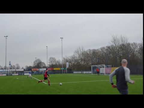 Uit tegen Woezik.  Doelpoging Brent