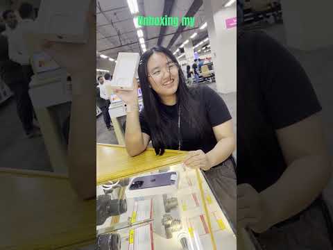 14 year old's reaction to unboxing her brand new Iphone 14