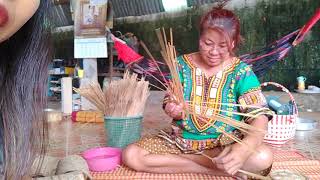 preview picture of video 'Thai people make these containers out of bamboo to carry sticky rice'