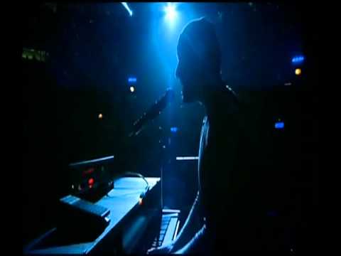 U2   Running To Stand Still (Chicago Live) Correndo para ficar parado.