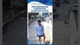 Detik-detik Video Pria Berpeci dan Bersarung Bawa Kabur Motor Scoopy di Masjid Agung Kota Bangkalan