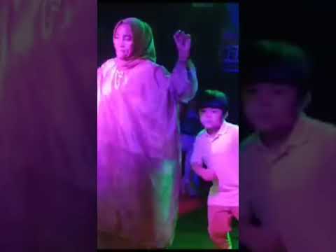 Penyanyi dan penonton joget semua