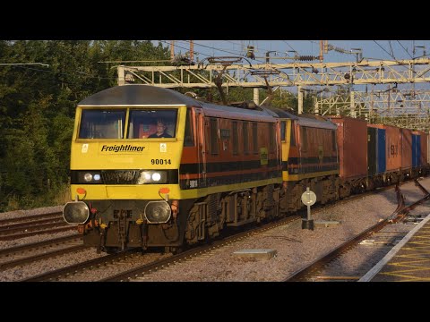Freightliner 90014 & 90044 Accelerate past Colchester working 4S88 - 13/09/21