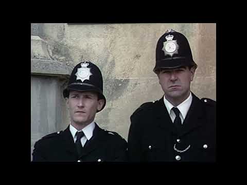 Young Ones, The S01E03: "Boring" - Cops