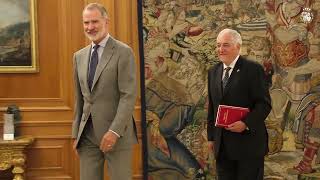 Su Majestad el Rey recibe el audiencia a D. Cándido Conde-Pumpido Tourón, Presidente del Tribunal Constitucional, a fin de hacer entrega de la Memoria