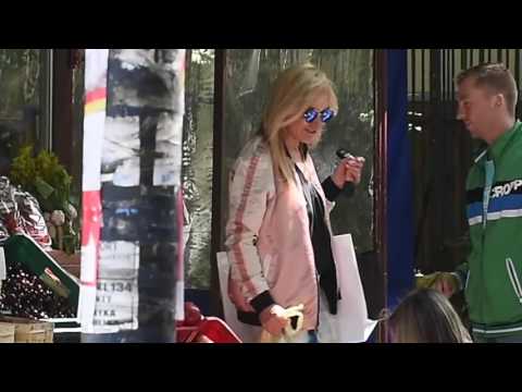 Uśmiechnięta Olejnik w warzywniaku