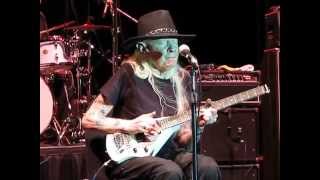 Texas Blues legend Johnny Winter - Playing Red House on his Erlewine Lazer Guitar