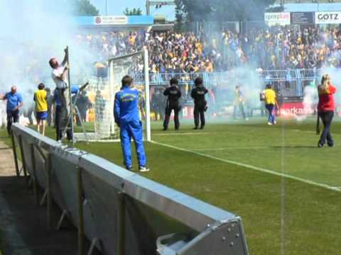 Der „ganz normale" Wahnsinn in allen Fußballstadien, teils von Medien und Polizei provoziert
