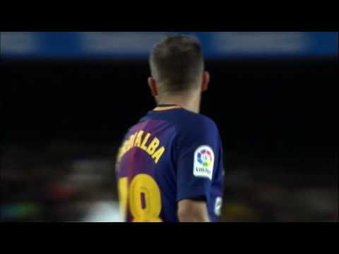 Apodi da dois chapeus em cima de Jordi Alba