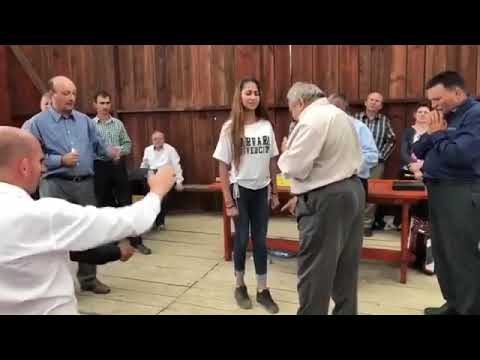 Dumnezeu vindecă o tânără cu piciorul mai scurt cu 7 cm