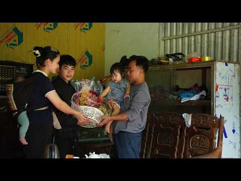 Manh's family visited Uncle Chu to wish him a Happy New Year and thank him for his help