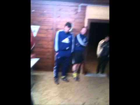 La 2 du FC Piamont nettoie la buvette ! la preuve