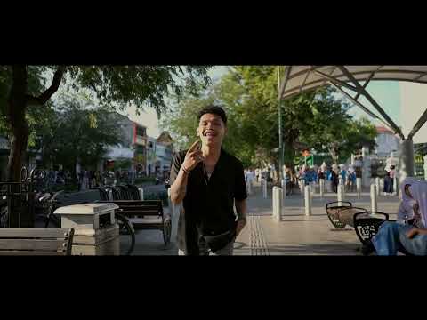 CHESYLINO & RINA SAINYAKIT - Beda Kisah [ Remake ] Official MV