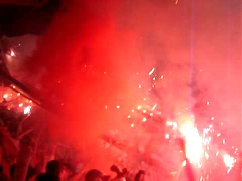 "Festa da torcida com sinalizadores. INTER X Estudiantes." Barra: Guarda Popular • Club: Internacional • País: Brasil